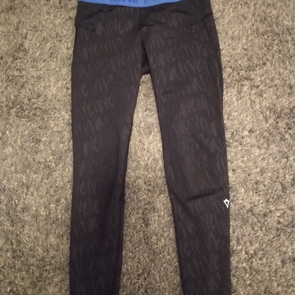 Ivivva sports blaco and blue leggings